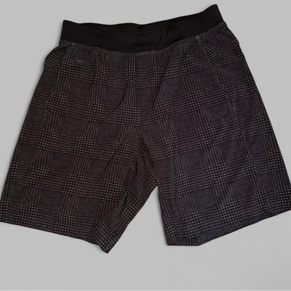 Lululemon Athletica THE Core Shorts in Houndstooth Plaid Black waistband - Picture 4 of 6